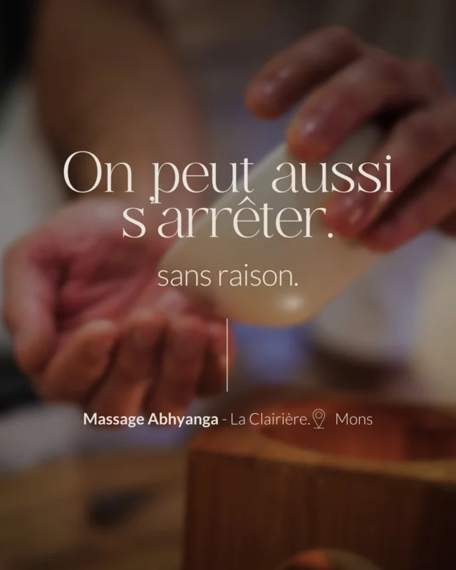 Fermez les yeux.
Imaginez l’huile chaude, le futon moelleux, les tensions qui fondent.

Chez nous, le massage ayurvédique n’est pas juste un soin.
C’est une manière de revenir à vous. Doucement. Profondément.

Chaque geste vise à réactiver ce qui s’était figé, à réveiller le corps et ce qu’il porte.

🌿 Massage Abhyanga | 60min. | 60€ | Pratiqué au sol | À Mons
📅 Réservation simple en ligne → www.bienvenuealaclairiere.be